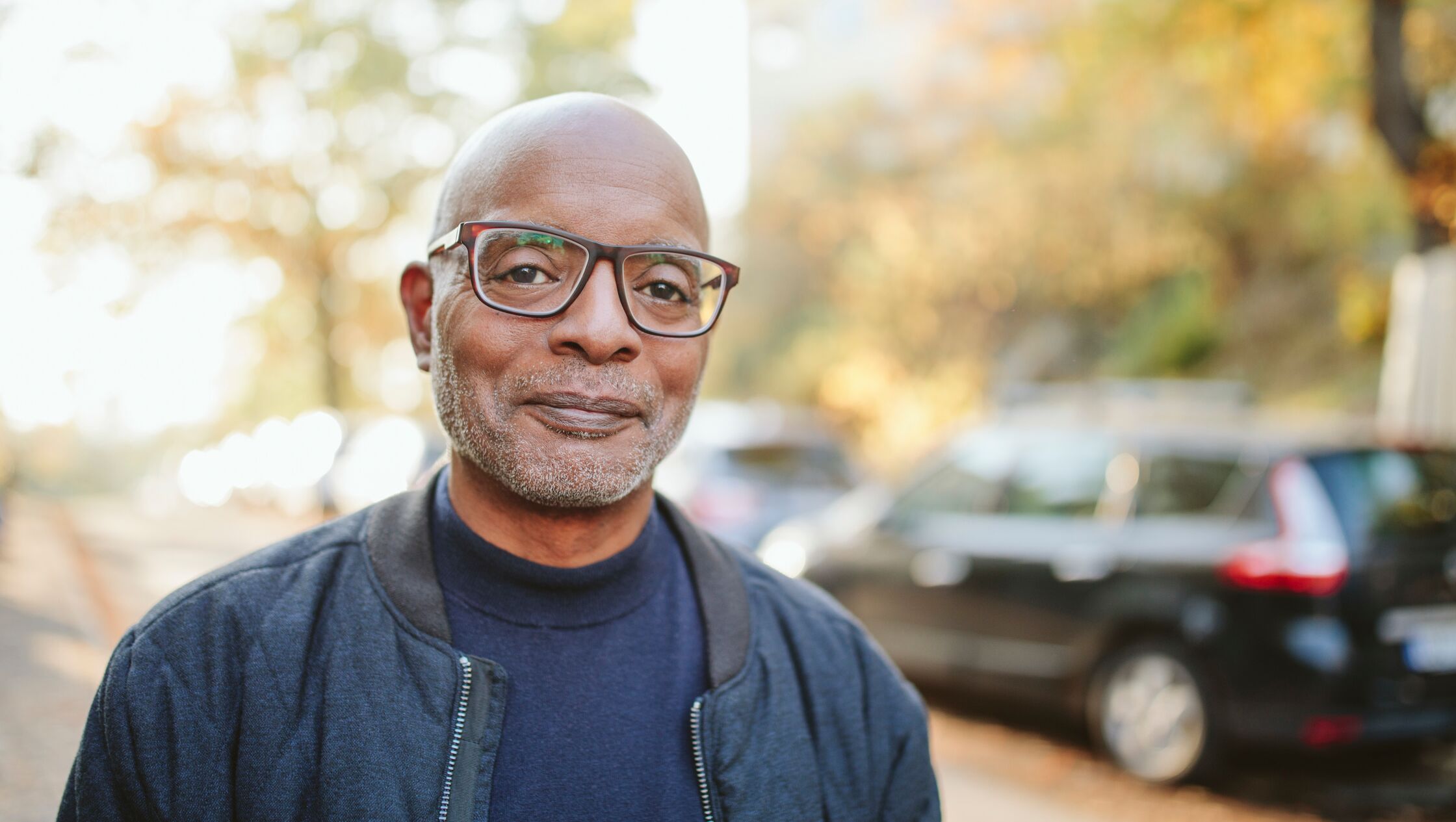 Man met bril die glimlacht